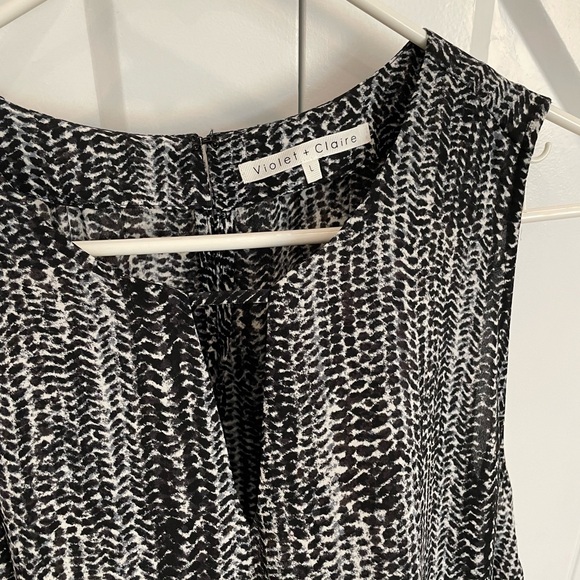 Brand New! Violet & Claire Blouse Sleeveless - Picture 3 of 4